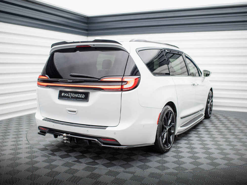 Central Rear Splitter (Vertical Bars) compatible with Chrysler Pacifica Mk2 Facelift