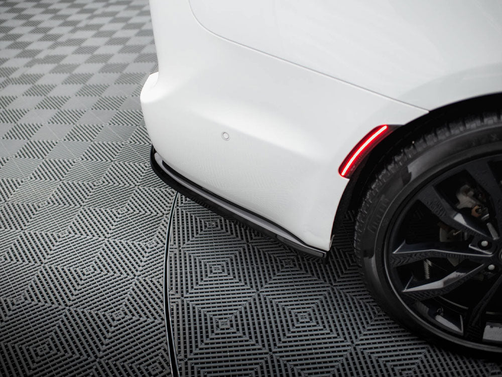 Central Rear Splitter (Vertical Bars) compatible with Chrysler Pacifica Mk2 Facelift