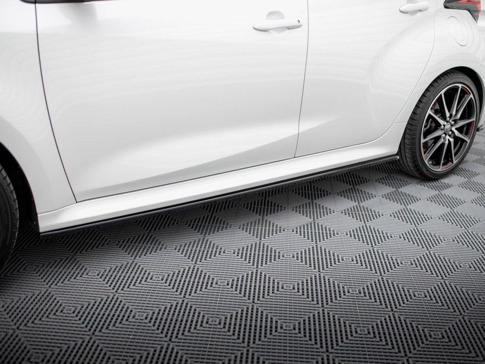 Side Skirts Diffusers V.2 compatible with Toyota Yaris Mk4
